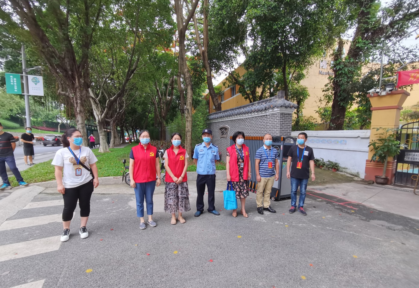 党员带动齐上阵 防疫值守助复学——立异研发中心党支部协助南湖小学防疫复学事情