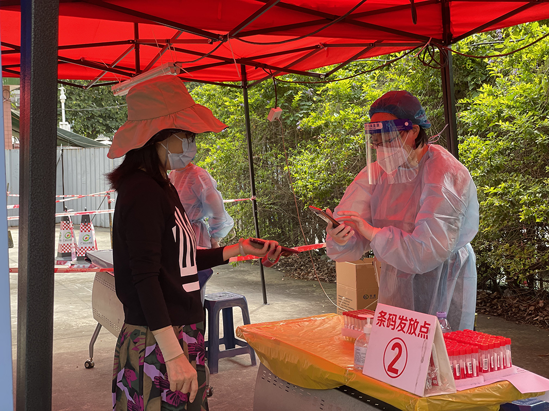 向着胜利的曙光，，，，，，，他们是药厂社区的“追光者”